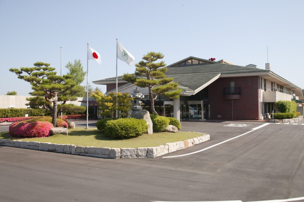 岡山金陵カントリークラブ  〒701-1527 岡山県岡山市北区石妻890
TEL : 086-294-3888
ドライバーを気持ちよく打てる広大なフェアウェイと戦略的なマネジメントが必要とされるトリッキーさを兼ね備えた魅力あふれるコース。腕に自信のあるゴルファーは是非攻略してほしい！

http://www.okcc.jp/